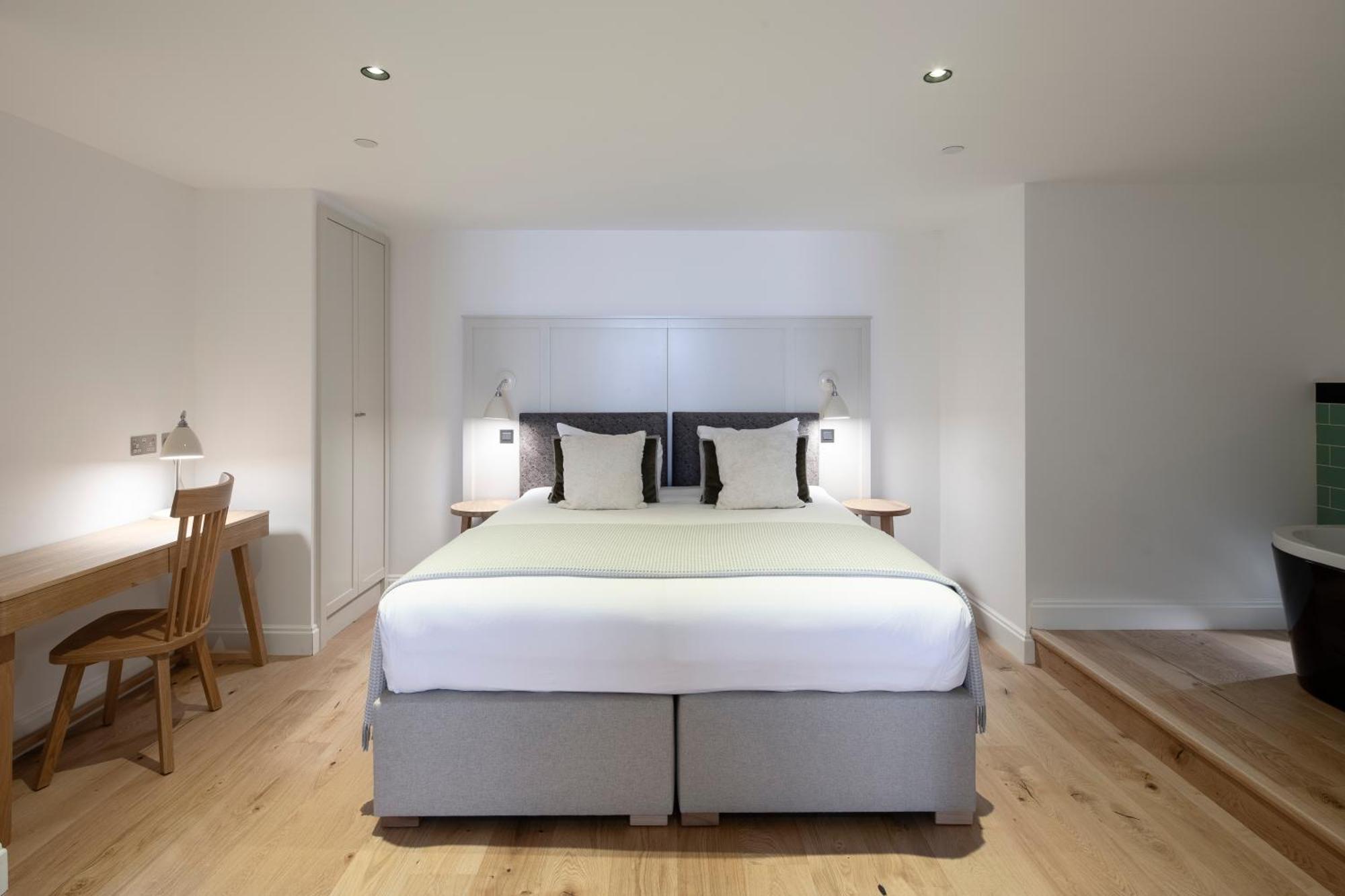 Cheval Old Town Chambers Aparthotel Edinburgh Exterior photo A bedroom at the hotel