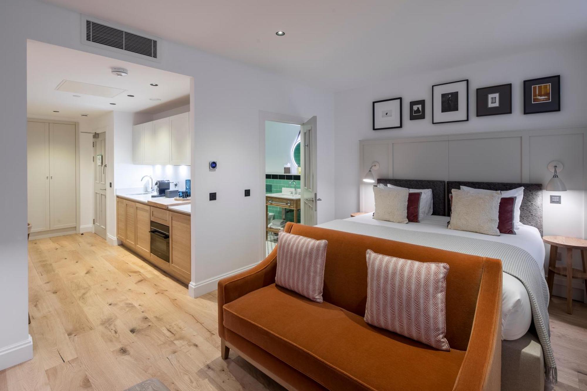 Cheval Old Town Chambers Aparthotel Edinburgh Exterior photo A suite at the hotel