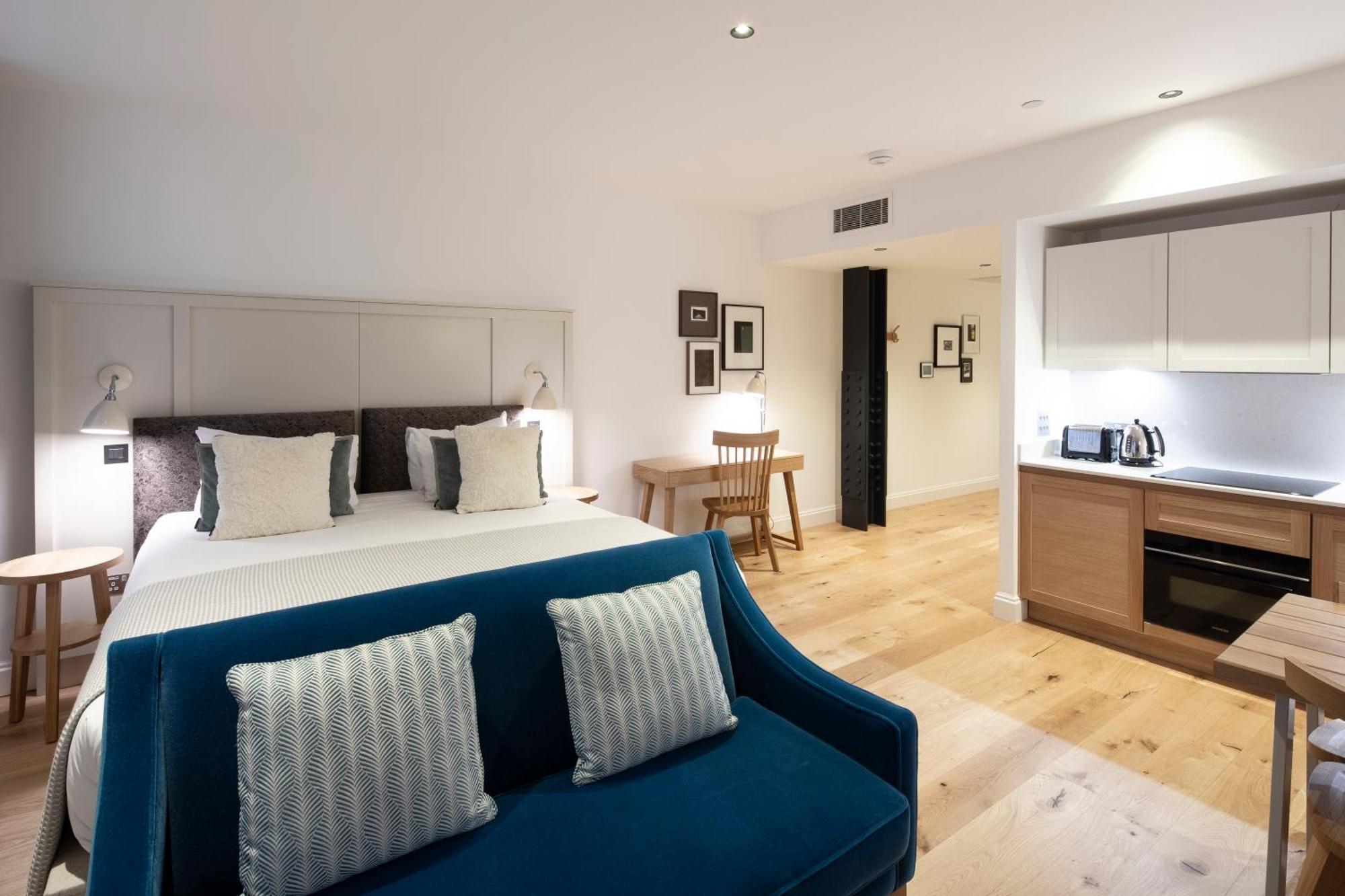 Cheval Old Town Chambers Aparthotel Edinburgh Exterior photo A typical studio apartment